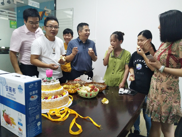 因?yàn)橛心銈?很幸運(yùn) 海瑞思科技6月員工生日會(huì) 其樂融融